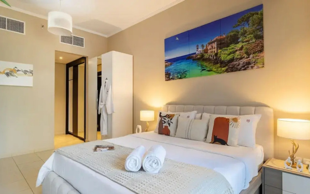 Stylish Marina-front 2BR Near Top Attractions