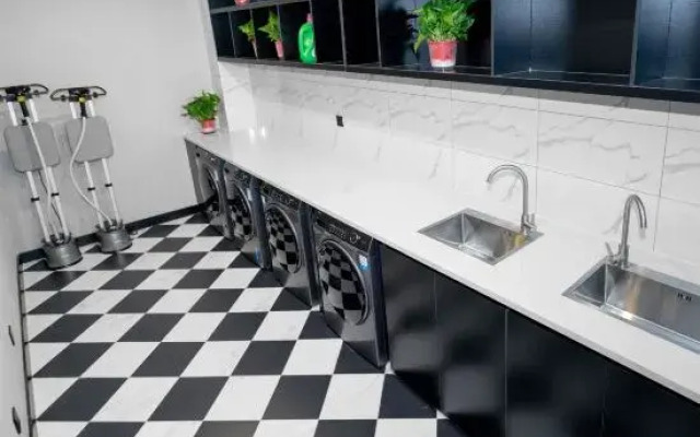 Xana Hotelle (Wuhai People's Square High Speed Railway Station)