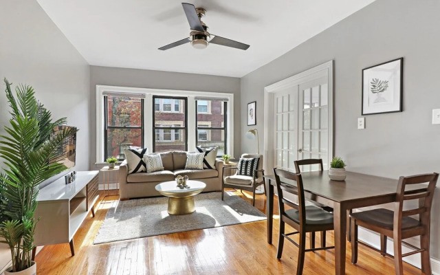 3BR Sunny and Spacious Apt in Lakeview
