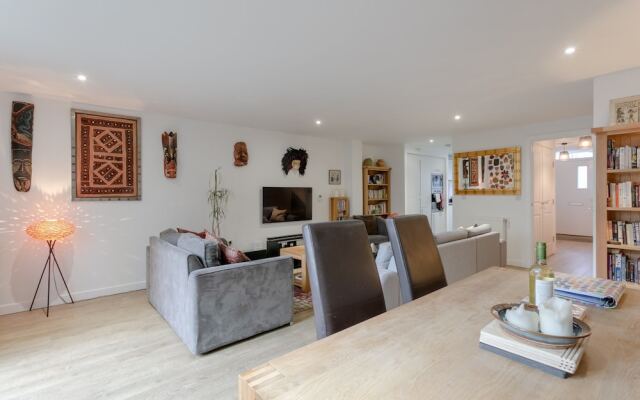 Modern 3 Bedroom Duplex Apartment in Stepney