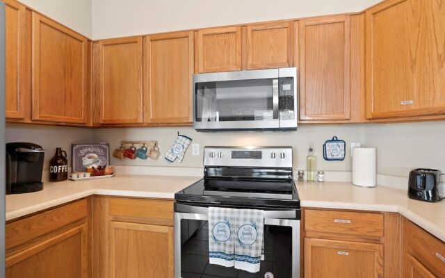 Cozy Hidden Gem - 3BR - 1Den w Backyard