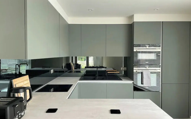 Modern and Sleek 2 Bed Apartment
