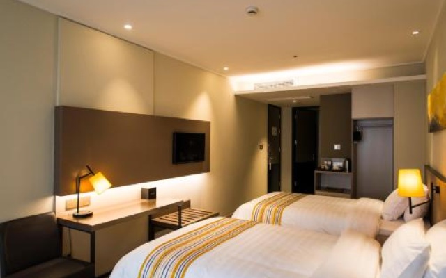 Home Inn Plus Shanghai Yushan Road Yuanshen Sports Center – Guest Rooms – Shanghai