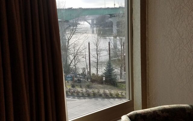 Best Western Plus Rivershore Hotel