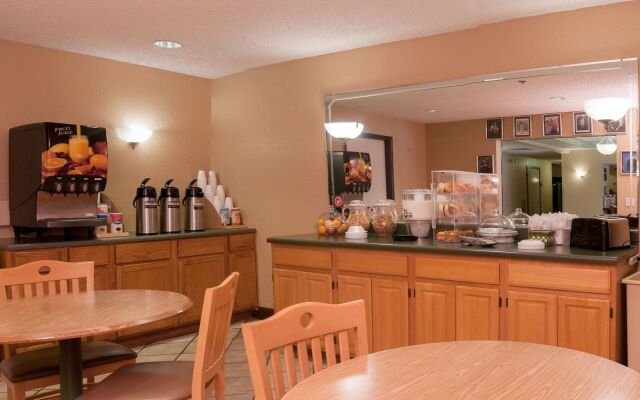 Red Roof Inn & Suites Pensacola East - Milton