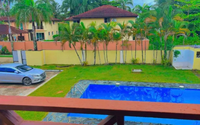 Lovely 2 Bedroom Condo With Pool And Hot Water