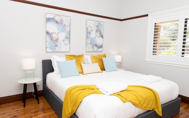 Rose Hill on Hamer, 1940s Charming Cottage near Cook Park – Guest Rooms – Orange