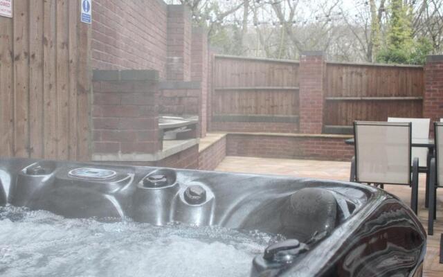 4 Bedroom Detached Holiday home with Hot Tub