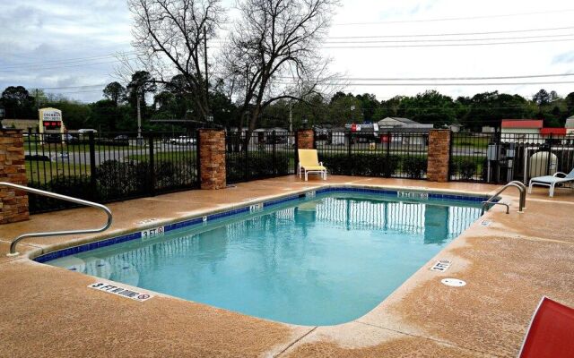 Cochran Inn & Suites