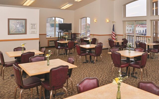 Cedar Street Hotel and Suites