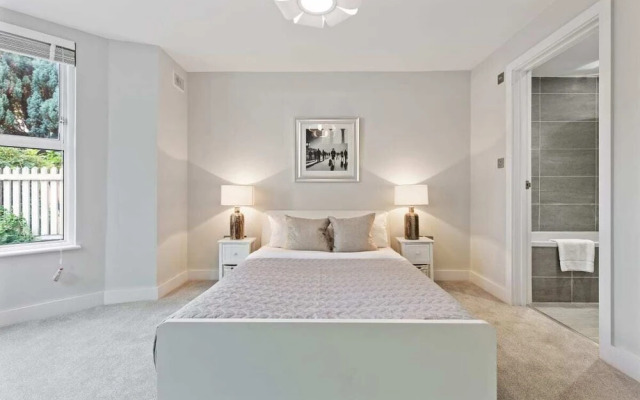 Elegant 2 Bed Apt W/patio nr West Hampstead