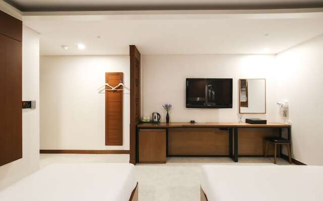 Themepark Tourist Hotel