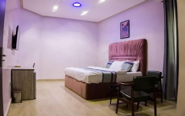 De City Hotel and Resort