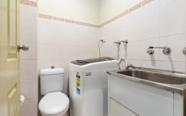 Spacious 2-bed Townhouse With Garage & Patio