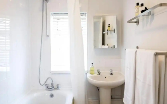 Spacious 4 Bedroom House Sleeps 8