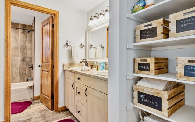 Dances With Wolves Vacation At Windcliff 3 Bedroom Home by RedAwning