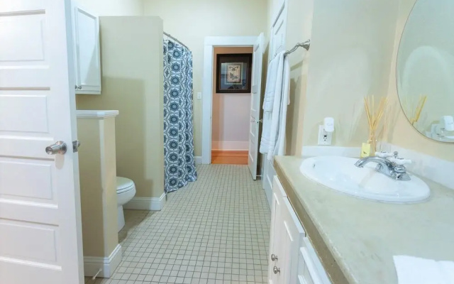 Heart of Fredericksburg w/Pool,Hot-Tub&Grill