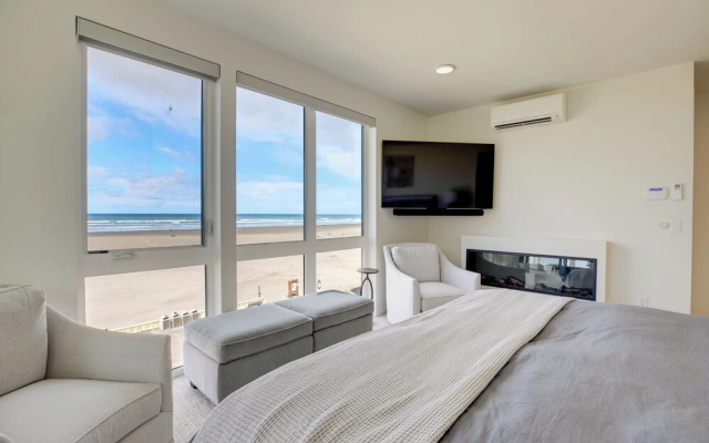 Seaside Vacation Rental: Walk to Beach & Downtown!