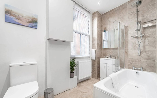 Bright West Ealing Abode