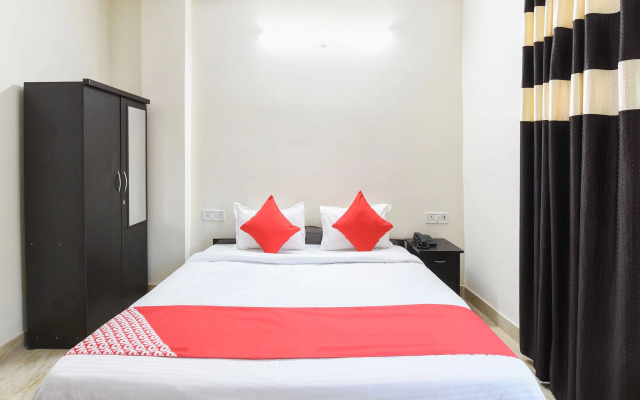 OYO 22394 Club Residency