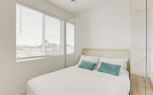 Updated Phoenix Apt w/ Putting Green, 1 Mi to Dtwn