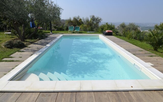 Cushy Apartment With Swimming Pool, Garden,fireplace,parking