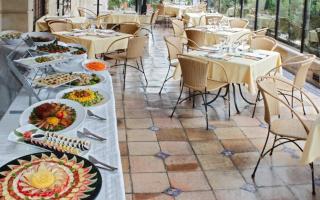 Отель Windsor House Inn By Geh Suites