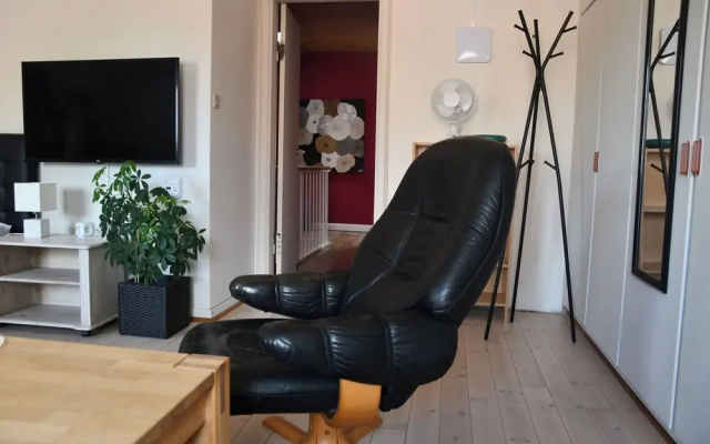 Lovely Town Apartment - Sleeps 5, Parking & Garden