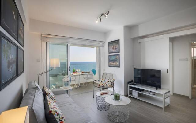Mackenzie Zoe Seafront Suite