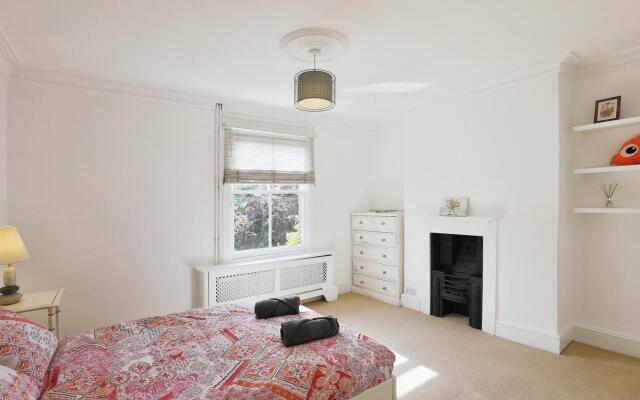 Stunning 4 Bed Semi-detached Home With Ample Space