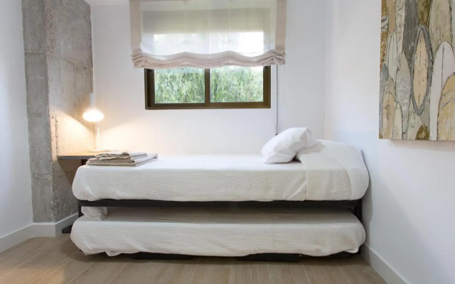 New San Juan beach apartment with AC