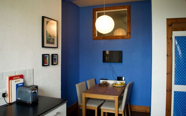 2 Bedroom Seaside Flat With Scenic Views