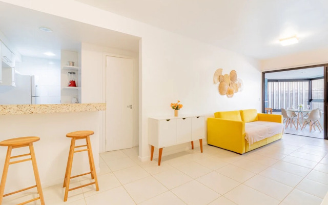 RV05 Excelente Quarto e Sala Pé na Areia