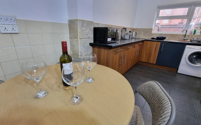 Spacious 4-bed House Great Location Coventry