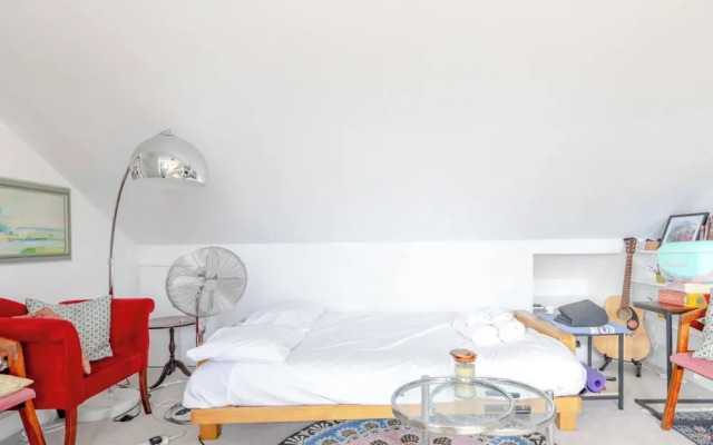 Top Floor 1BD Flat With Balcony - Ladbroke Grove