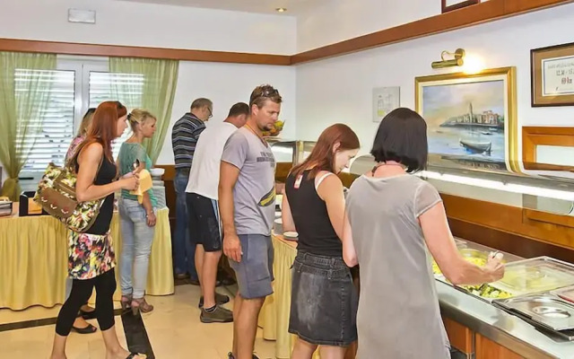 Hotel Dobrovit