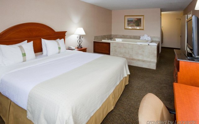 Holiday Inn Bloomington Airport