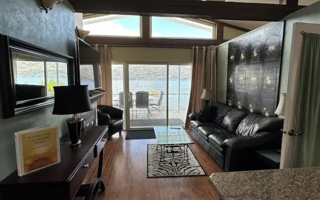 Peachland Beach Resort