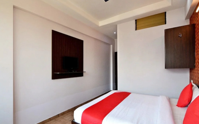 Hotel Majestic Deluxe Lodging by OYO Rooms