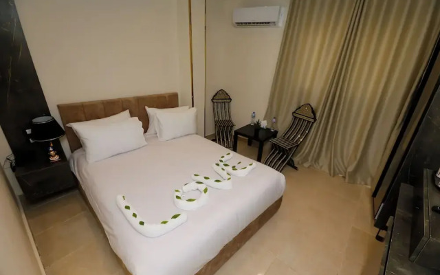 Taj pyramids view inn