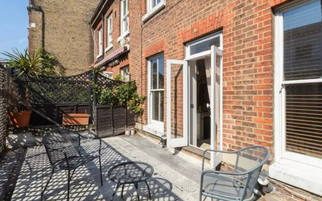 Stylish 1-bed With a Roof Terrace