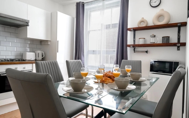 Liverpool Street 2BR City Apartment