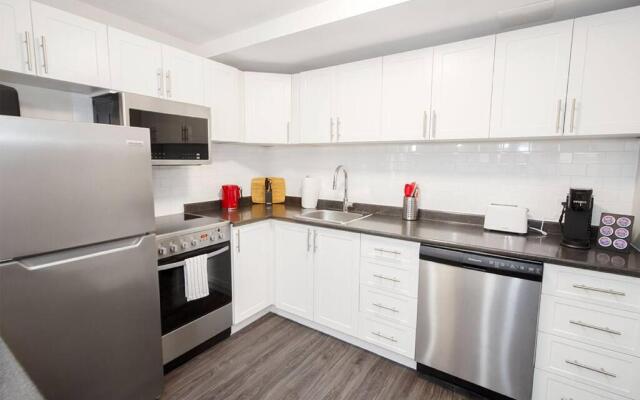 One Bedroom Suite With Patio Laundry and Parking