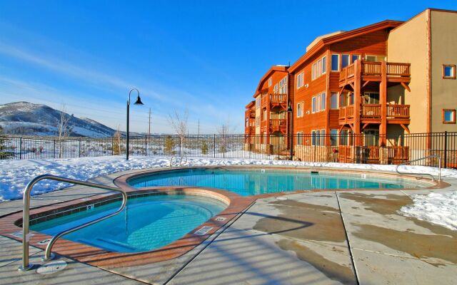 Crestview Condominiums by All Seasons Resort Lodging