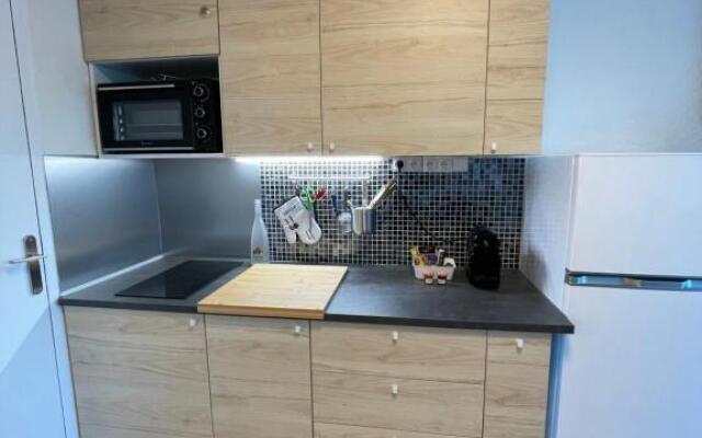 Studio vue port, belle terrasse, piscine