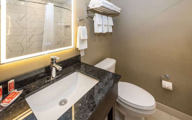 Econo Lodge Inn & Suites