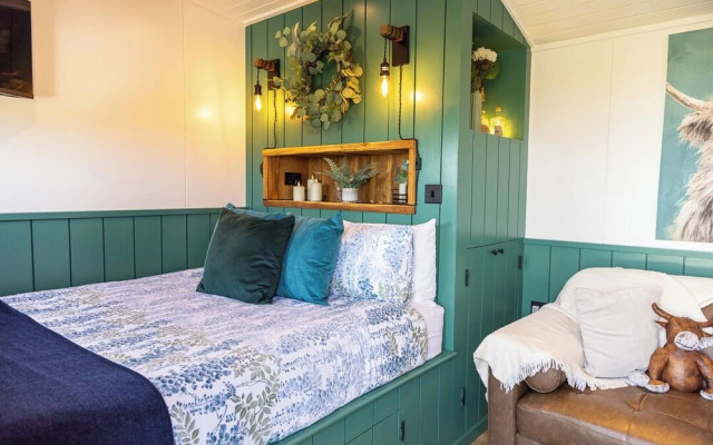 Willows Rest - 1 Bed Shepherd's Hut - Pentlepoir