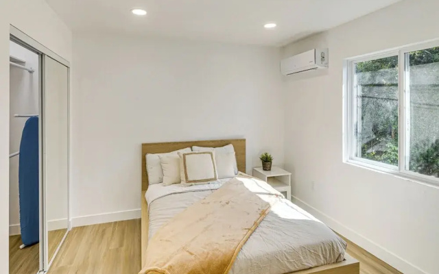 4 Mi to Sofi Stadium: Pet-friendly LA Area Home