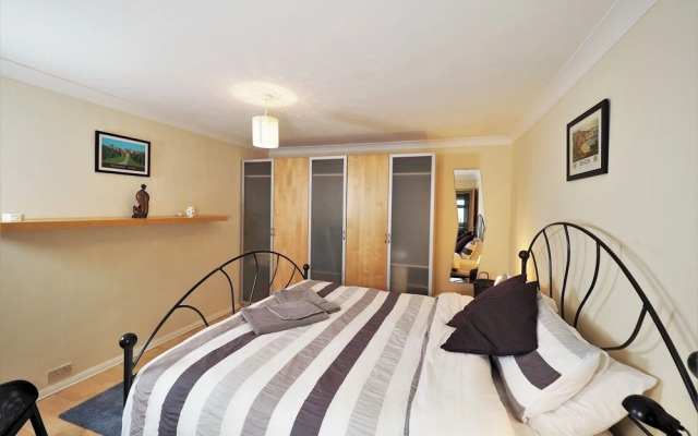 Quiet APT Sleeps 4-6 Central Windsor With Parking