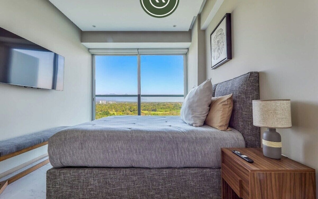 Luxury 3 BR Condo - Beach Access 1 Block Away
